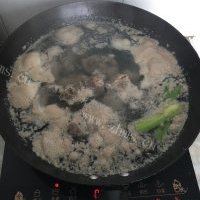 自制排骨绿豆汤的做法图解三