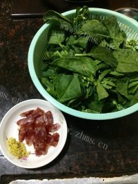 家常菜腊肠炒芥兰做法图解2)