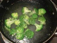 口感好的西兰花炒肉片做法图解4)