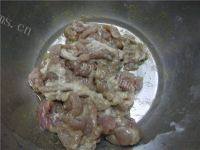 营养丰富的丝瓜肉片汤做法图解2)