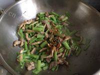 芹菜肉丝炒火腿做法图解10)