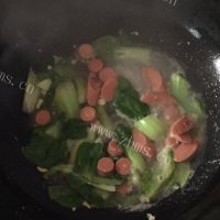 美味的火腿肠蛋炒饭做法图解5)