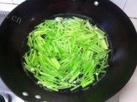 软嫩的芹菜炒鸡蛋做法图解3)