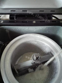 好吃不腻的牛奶沙冰做法图解4)