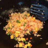异域风情的菠萝炒饭做法图解5)