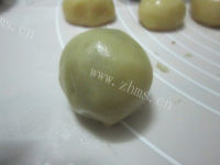 自制广式豆沙月饼做法图解7)