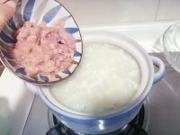 滋补的皮蛋瘦肉粥做法图解10)