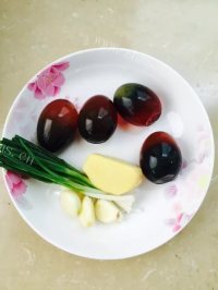 香糯爽滑的凉拌皮蛋做法图解1)