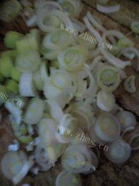 家常菜酸菜炖排骨做法图解2)