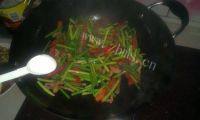 家常菜蒜薹炒肉丝做法图解7)