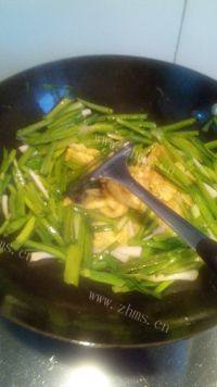 很有食欲的大蒜炒鸡蛋做法图解6)