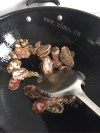 家常菜香肠炒西兰花做法图解5)
