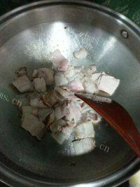 家常菜辣白菜炒五花肉做法图解2)