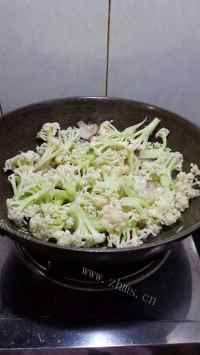 营养丰富肉片炒菜花做法图解4)