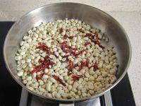 下酒菜麻辣花生米做法图解6)