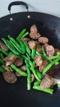 家常菜四季豆炒腊肠