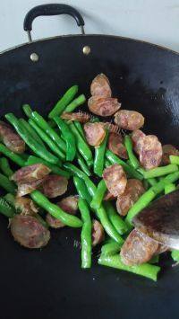 家常菜四季豆炒腊肠