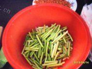下饭的蒜薹炒肉做法图解2)