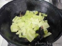 家常菜莴笋木耳炒鸡蛋做法图解6)