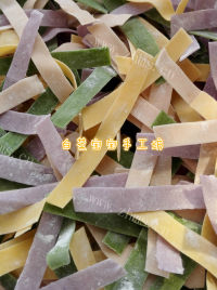 美味的彩色蔬菜面条