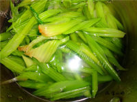 家常菜肉丝炒芹菜做法图解4)