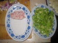 家常菜肉末炒芹菜做法图解1)