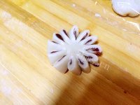 鲜美可口的豆沙菊花酥做法图解9)