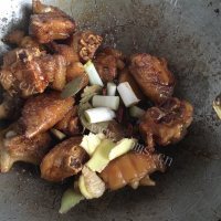 诱人的黄豆焖猪蹄做法图解6)