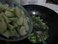 香气逼人的丝瓜炒毛豆做法图解6)