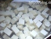 咸鱼鸡粒豆腐煲做法图解3)