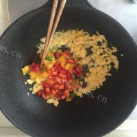 家常三色椒蛋炒饭做法图解2)