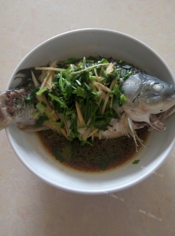 色味俱佳的清蒸鲫鱼