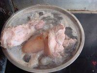 「美味可口」酱肘子做法图解2)