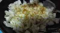 美味的咖喱卷心菜馅饼做法图解5)