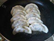 自己做的韭菜猪肉煎饺做法图解11)