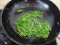 常吃不腻的韭菜花炒鸡蛋做法图解5)