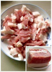 家常菜红萝卜烧肉做法图解1)