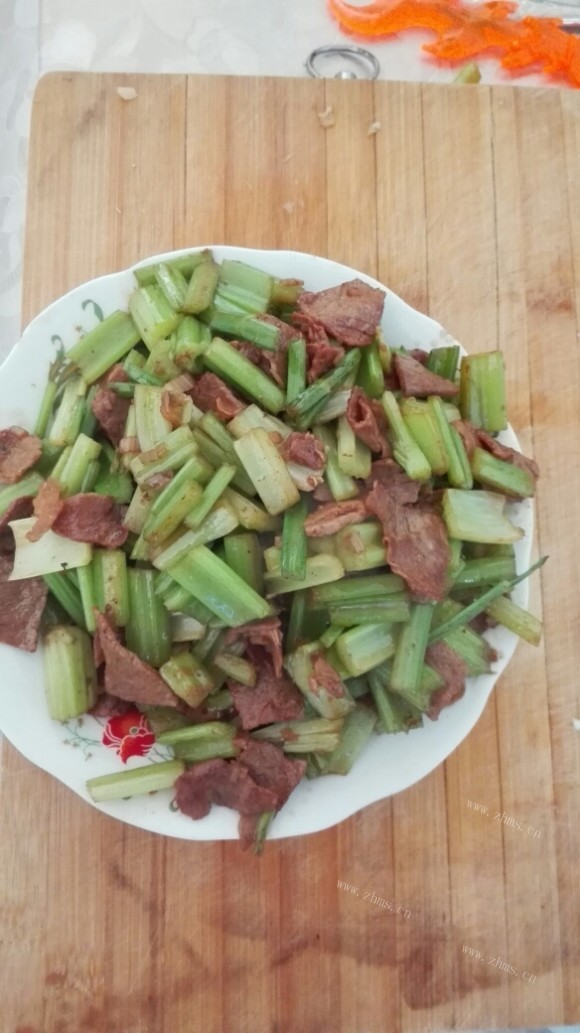 香甜可口的芹菜炒肉