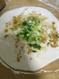 芳香四溢的葱花饼做法图解2)