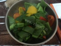 家常彩椒咸猪肉做法图解7)
