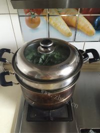 美味营养的蒸芹菜叶做法图解3)