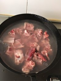 回味无穷的排骨烧土豆做法图解2)