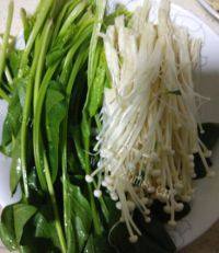 家常菜金针菇拌菠菜做法图解1)