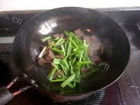 美味的青蒜炒羊血做法图解8)
