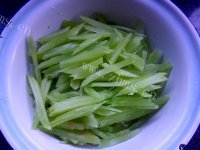 咸甜适中的清炒莴笋丝做法图解2)