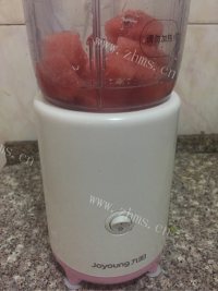 回味无穷的鲜榨西瓜汁做法图解2)