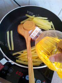 简单的椒盐土豆条做法图解3)