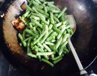 家常菜五花肉炒豆角做法图解4)