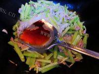 「家有大厨」芹菜炒肉丝粉做法图解11)