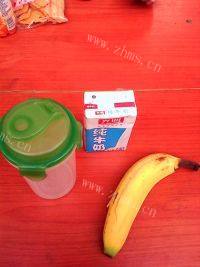 自制香蕉奶昔做法图解1)